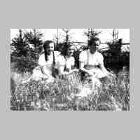 006-0098 Die Schwestern Quednau, Erna, Ursel und Gerda, Pfingsten 1944.jpg